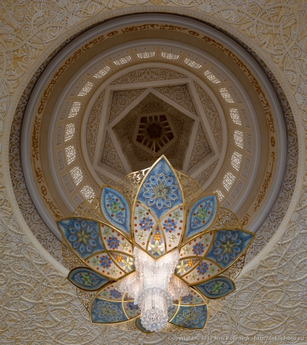 Schaich-Zayid-Moschee - Haupteingang Grosse Gebetshalle - Kronleuchter