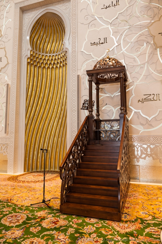 Schaich-Zayid-Moschee - Grosse Gebetshalle mit Mihrab und Minbar I